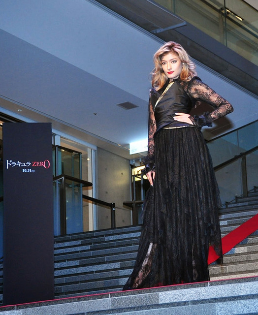 “ドラキュラ”衣装で登場した、ローラ/『ドラキュラZERO』イベント