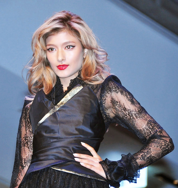 “ドラキュラ”衣装で登場した、ローラ/『ドラキュラZERO』イベント