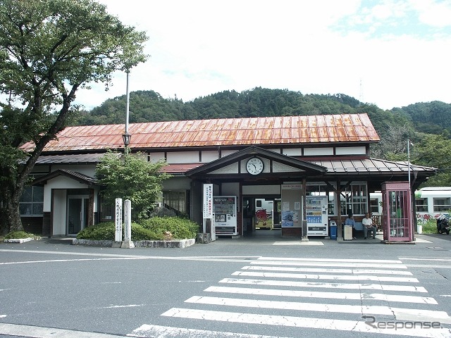 若桜鉄道が申請していた上限運賃の値上げは10月20日に認可されたが、当面は現行運賃を据え置く。写真は若桜鉄道の若桜駅。