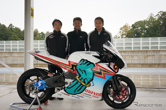 左から勝間田聡取締役、開発ライダーの宮城光氏、宮田明広監督