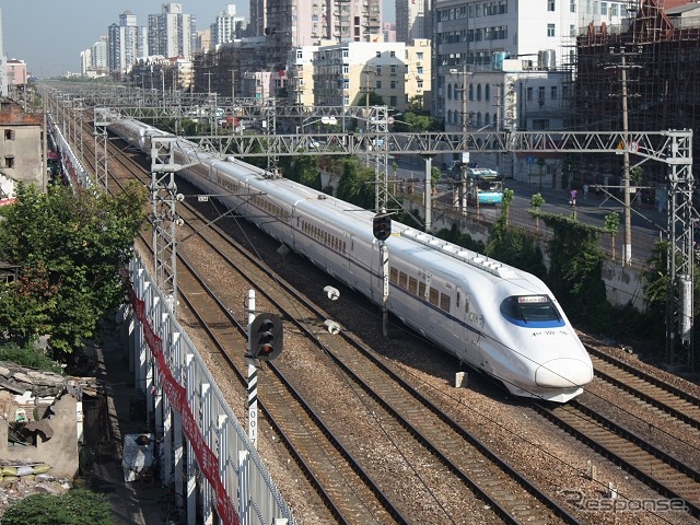 NSKは高速車両をはじめとする中国の鉄道車両向けに軸受を供給している。写真は中国の高速車両・CRH2形（CRH2A）。JR東日本のE2系がベースになっている。