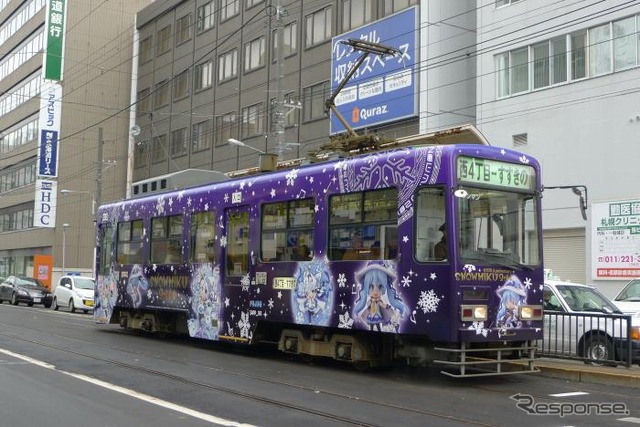 パープルをベースにした前回運行時の「雪ミク電車」(写真)。今回のテーマは「雪ミク×植物」になる。