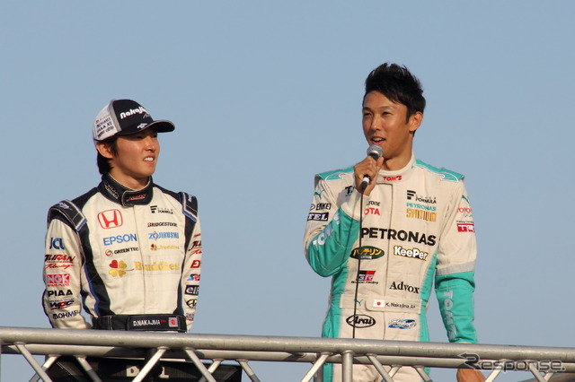 トークショーでスーパーフォーミュラの魅力を語る中嶋大祐(左)と中嶋一貴(右)