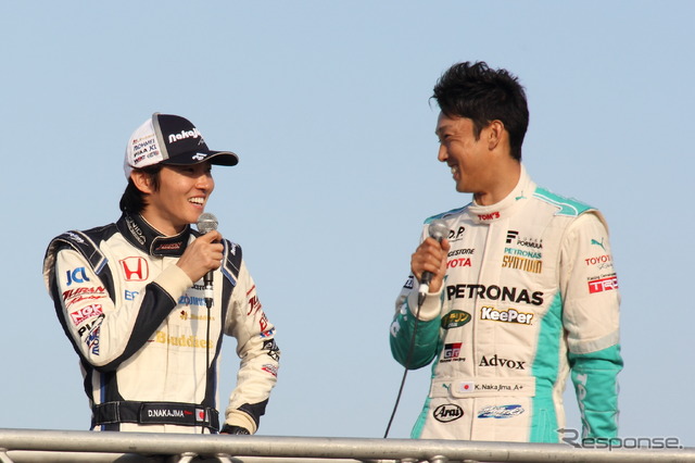 トークショーでスーパーフォーミュラの魅力を語る中嶋大祐(左)と中嶋一貴(右)