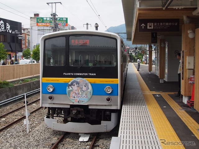 8月8日から運行を開始した「ヤマノススメ号」。10月27日からはヘッドマークや車内ポスターを変更して運行を再開する。