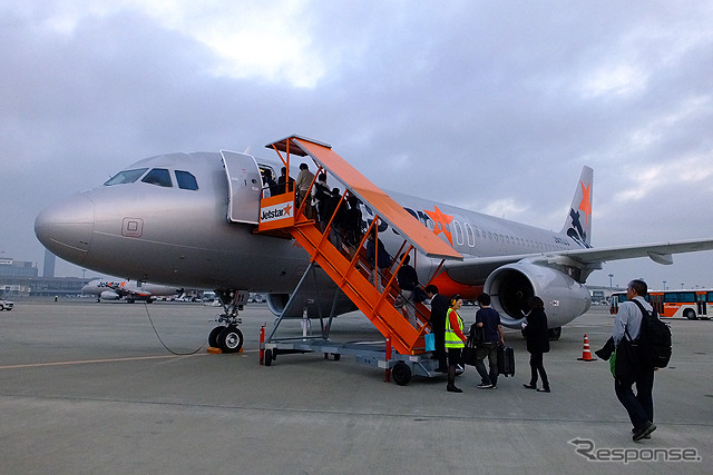 成田空港で搭乗客を迎えるGK611初便（A320、JA11JJ）