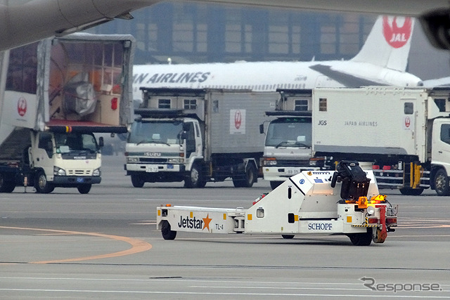 ジェットスターの無線プッシュバック車両(10月26日、成田空港)