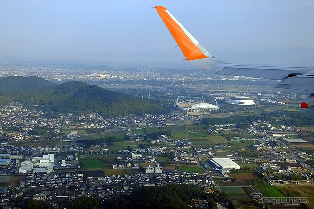 左旋回しパークドーム熊本を左に見下ろしながら着陸するGK611初便