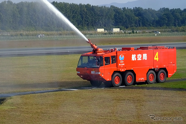 熊本空港では放水車による水のアーチの歓迎を受けた
