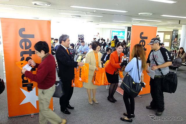 GK初便が到着した熊本空港では蒲島郁夫熊本県知事や鈴木みゆきジェットスター・ジャパン社長の姿も(10月26日)