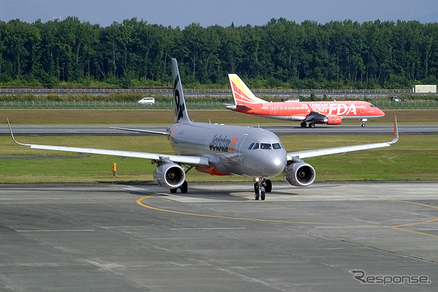 熊本空港で出会うジェットスター機とフジドリームエアラインズ機