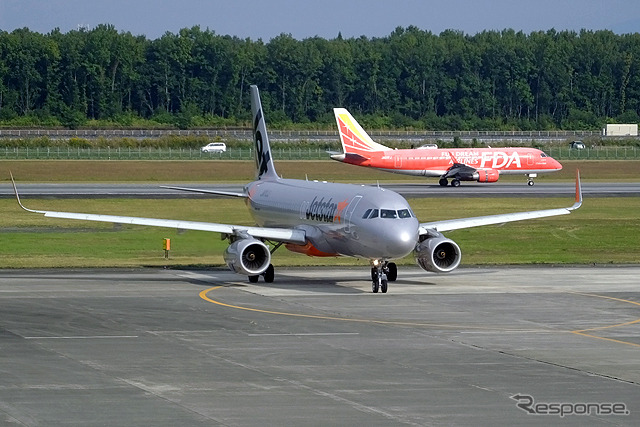 熊本空港で出会うジェットスター機とフジドリームエアラインズ機