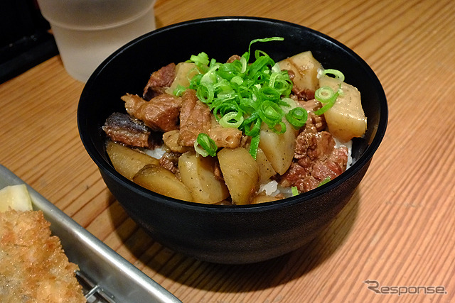 熊本では馬スジ丼などの馬肉料理も人気。女性2人組が楽しく味わっていた