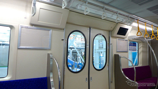 仙台市地下鉄東西線2000系は、ドア付近に液晶ディスプレイを1台装備。左側は設置準備スペースで、当面は路線図を掲示する