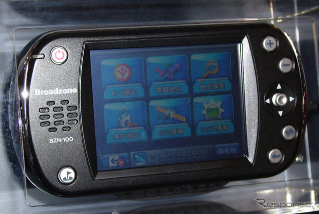 【東京オートサロン06】ダッシュボードの上に載せて使えるお手軽ナビ