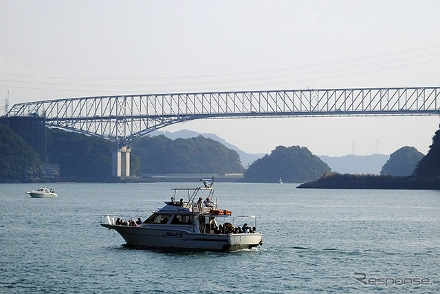 三角西港から天草パールライン(国道266号)を望む