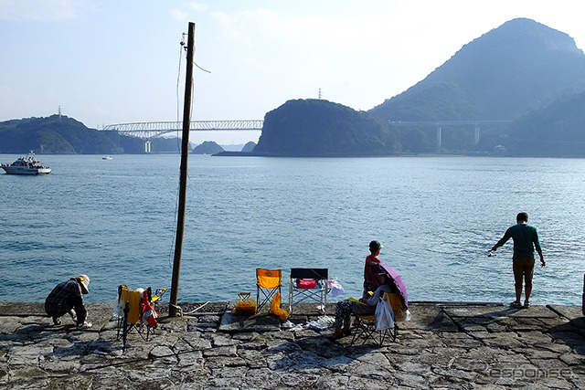 明治期から残る石積み埠頭。島原湾を望みながら釣り糸を垂らす人たち