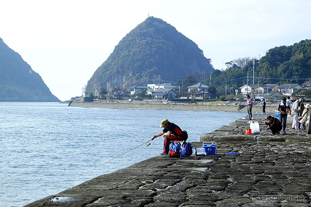 明治期から残る石積み埠頭。島原湾を望みながら釣り糸を垂らす人たち