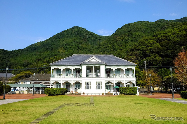 島原湾を背にして旅館「浦島屋」を眺める