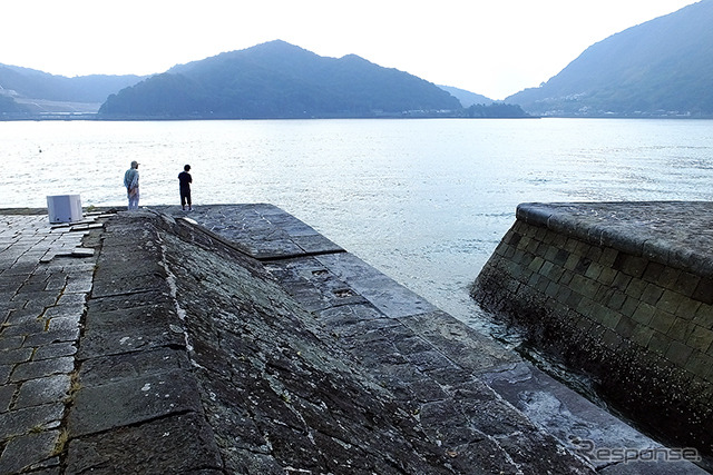 明治期から残る石積み埠頭。島原湾を望みながら釣り糸を垂らす子どもたちの姿があった