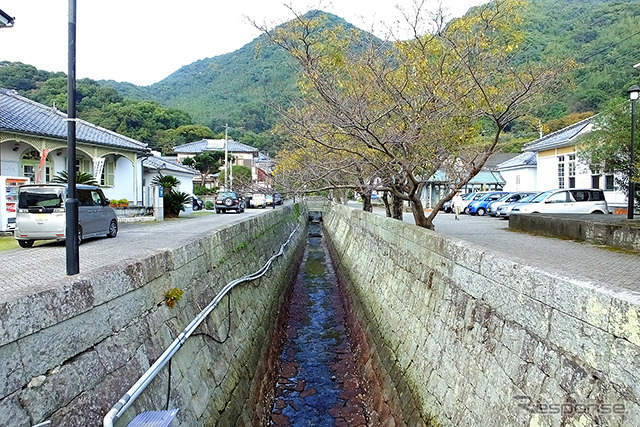 潮の干満に対応する3面石張り排水路も明治期につくられたもの