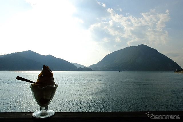 旧三角海運倉庫のカフェでスイーツを注文してひと休み