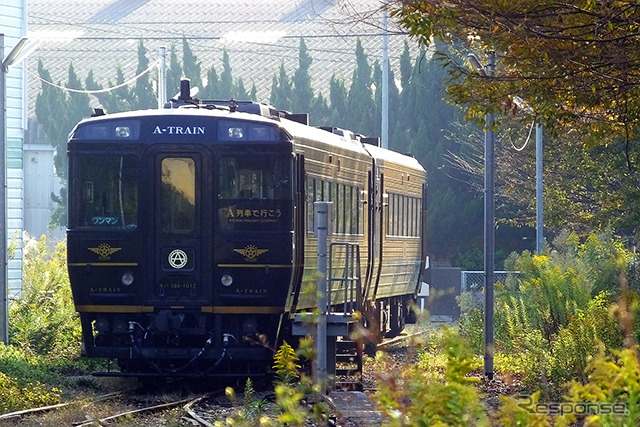 JR三角駅では折り返し準備中の観光列車の姿があった