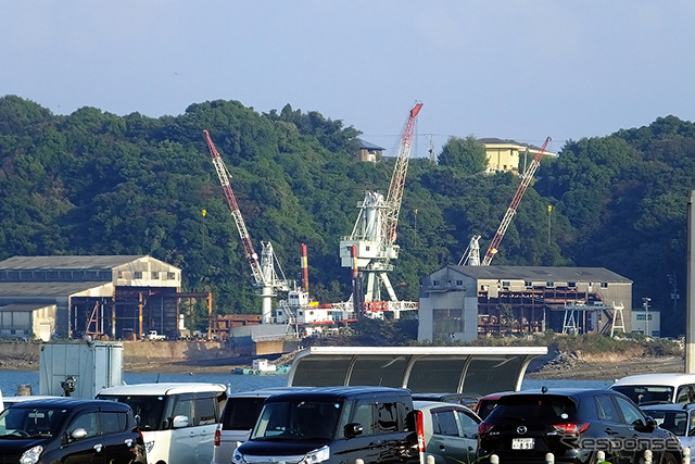 JR三角駅から戸馳島を望むと造船所の姿が見えた