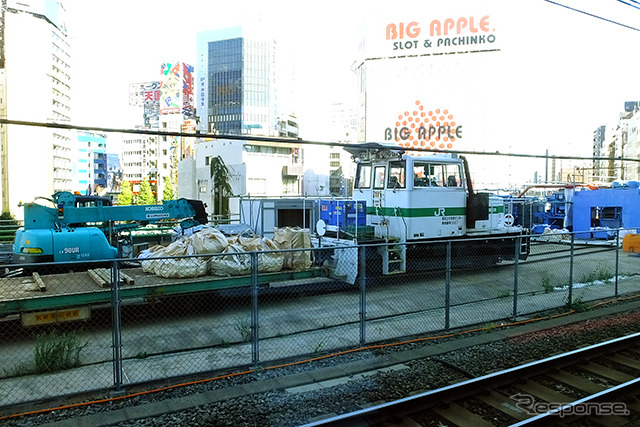 旧万世橋駅ヤードに留置されているモーターカーとトロッコ