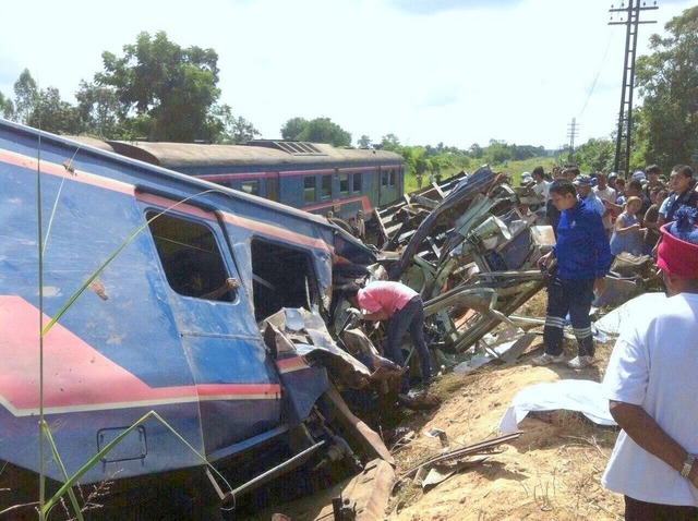 タイ東北で列車がトラックに衝突・脱線　４人死亡、８０人けが