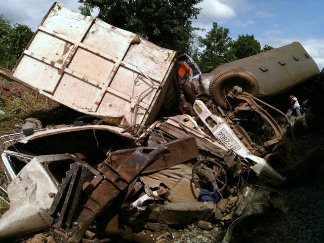 タイ東北で列車がトラックに衝突・脱線　４人死亡、８０人けが