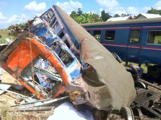 タイ東北で列車がトラックに衝突・脱線　４人死亡、８０人けが