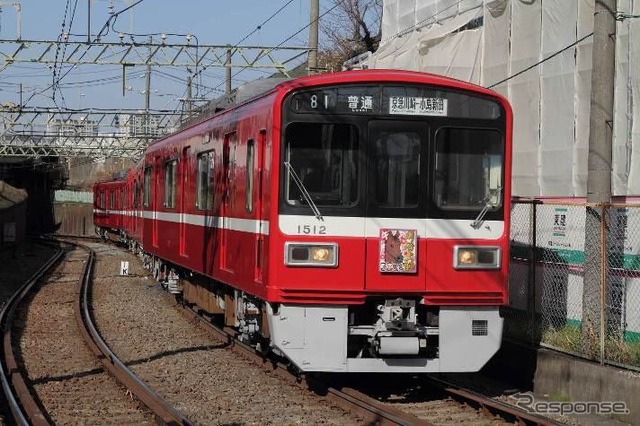 京急は2015年元旦から大師線の電車に掲出する干支ヘッドマークのデザインの募集を始めた。写真は2014年のヘッドマークを掲出して走る大師線の電車。