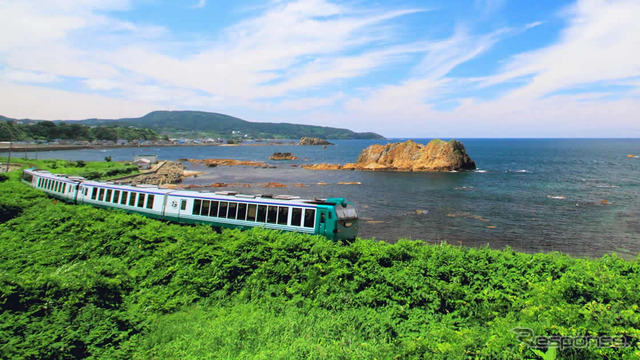 楽天は「旅行好きが選ぶ！おすすめのローカル列車ランキング」を発表。1位には日本海の海岸沿いを通る秋田・青森県の五能線が選ばれた。写真は五能線の観光列車『リゾートしらかみ』。