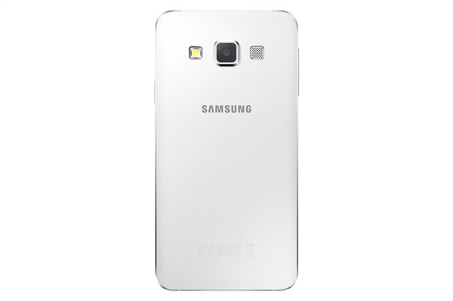 「Galaxy A3」のメインカメラは800万画素
