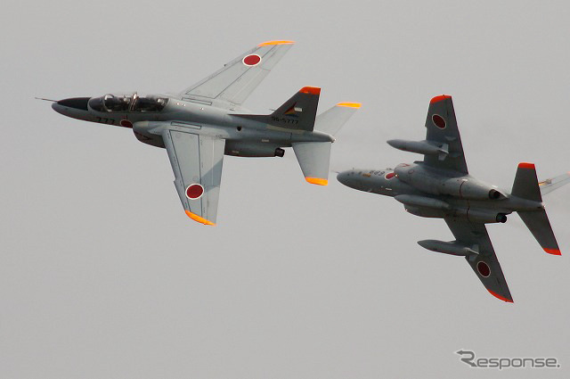 元「ブルーインパルス」のパイロットも含まれているので、T-4練習機を意のままに操っていく。