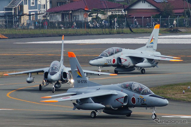 基地外周にも多くの見物人が集る。