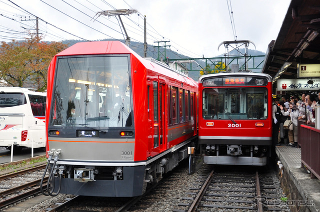 『アレグラ号』の一番列車が強羅駅を出発。2000形（右）と比べると窓の大きさがよくわかる