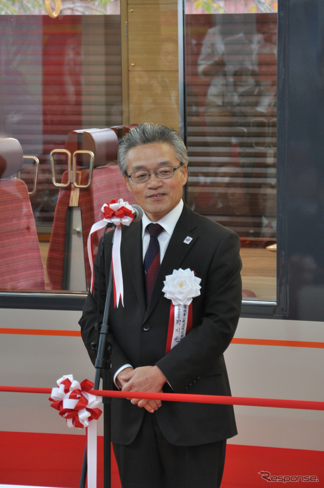 『アレグラ号』一番列車の出発式で挨拶する府川光夫・箱根登山鉄道取締役社長