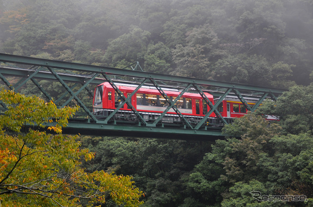 「出山の鉄橋」として知られる早川橋りょうを渡る『アレグラ号』