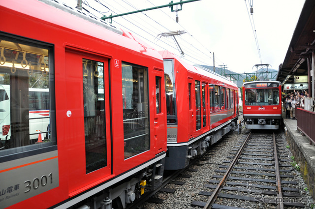 強羅駅を出発する『アレグラ号』の一番列車