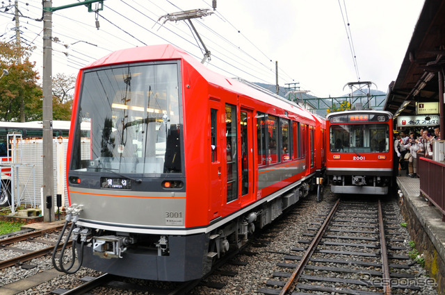 強羅駅を出発する『アレグラ号』の一番列車