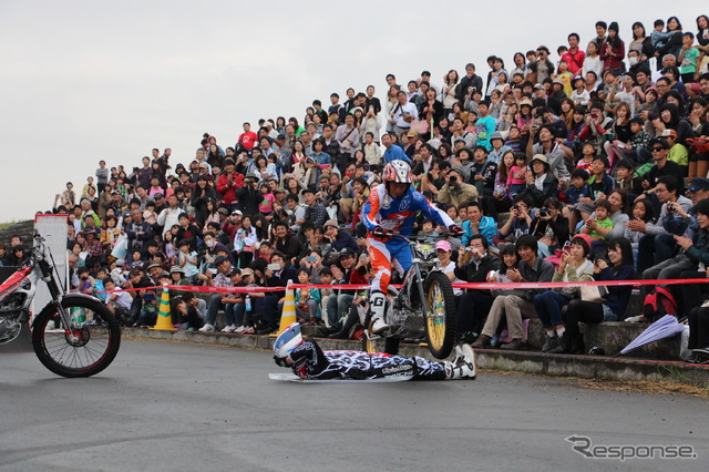 小林さんの上を本多さんがバイクで飛び越えるパフォーマンスも