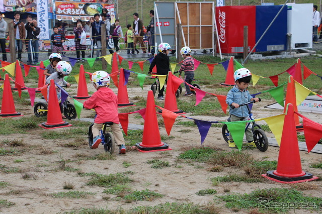 ストライダーで賢明に走る子どもたち