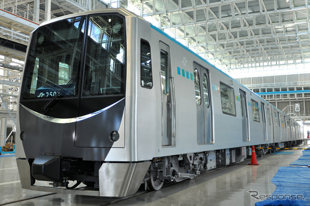 東西線には2000系電車60両（4両編成15本）が投入される。写真はこのほど荒井車両基地に搬入された2000系の第1編成。