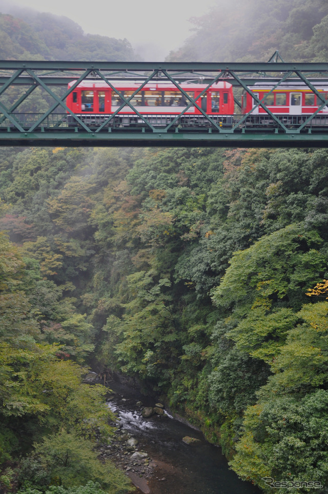 「出山の鉄橋」として知られる早川橋りょうを渡る3000形「アレグラ号」