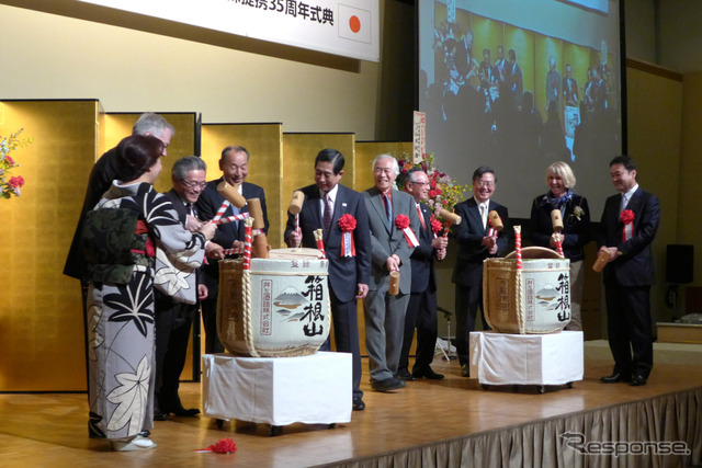 式典では箱根登山鉄道の府川社長や小田急電鉄の大須賀会長、デザインを手がけた岡部憲明さんら関係者が鏡開きを行った