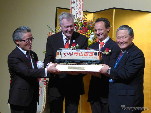 姉妹提携35周年記念としてレーティッシュ鉄道から贈られた「箱根登山電車」の文字が入った電気機関車の模型。レーティッシュ鉄道で実際に走っている車両をモデルとしている