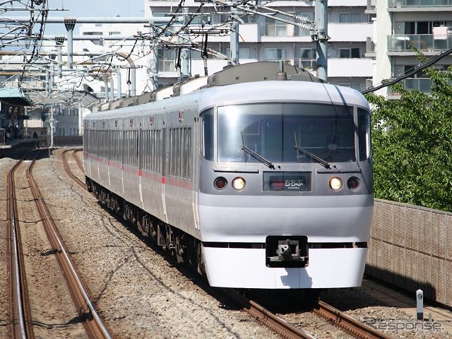 池袋駅を発着する特急レッドアロー『ちちぶ』。