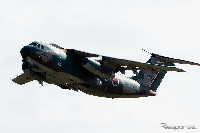 短距離離陸性能を見せつけるC-1輸送機。